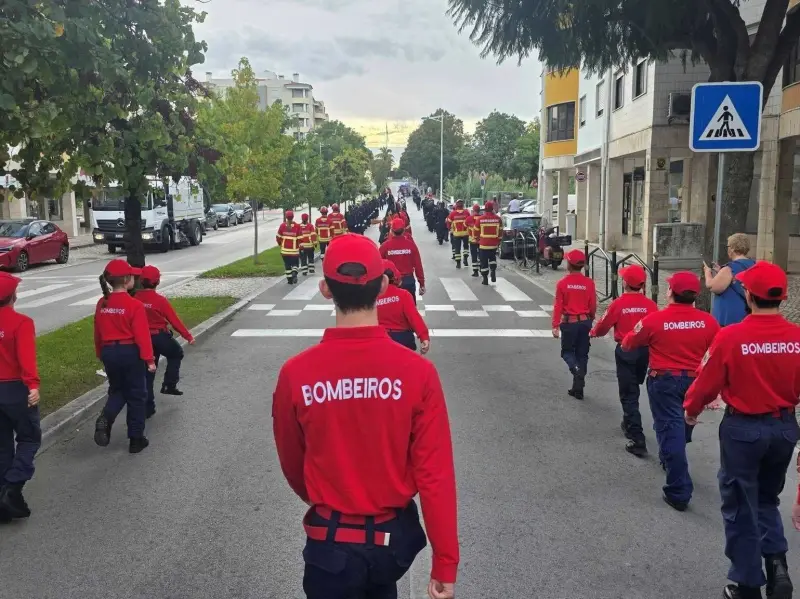 Imagem que acompanha a notícia «Novos bombeiros, promoções e medalhas marcam 95.º aniversário dos Bombeiros Torrejanos» (mediotejo.net)
