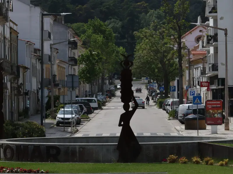 Imagem que acompanha a notícia «Tomar quer pavimentar Avenida Cândido Madureira até ao final do ano» (mediotejo.net)