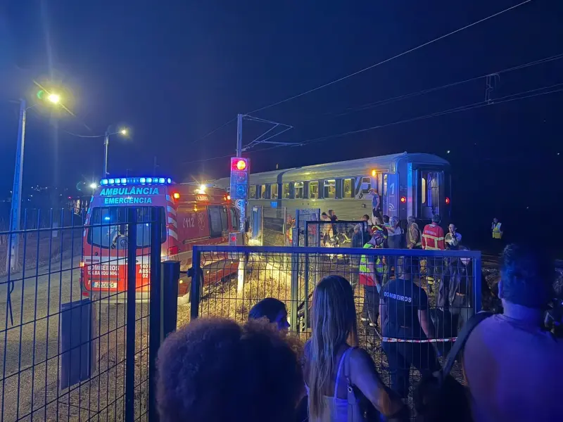 Imagem que acompanha a notícia «Carro abalroado por Intercidades em passagem de nível na Praia do Ribatejo» (mediotejo.net)