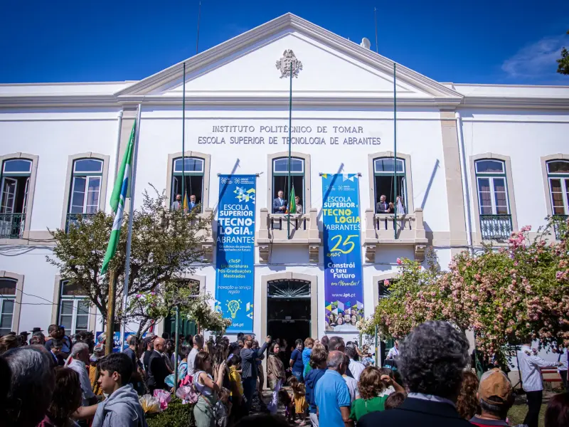 Imagem que acompanha a notícia «Abrantes | ESTA regista mais 163 alunos, PSD questiona cursos sem colocações» (mediotejo.net)