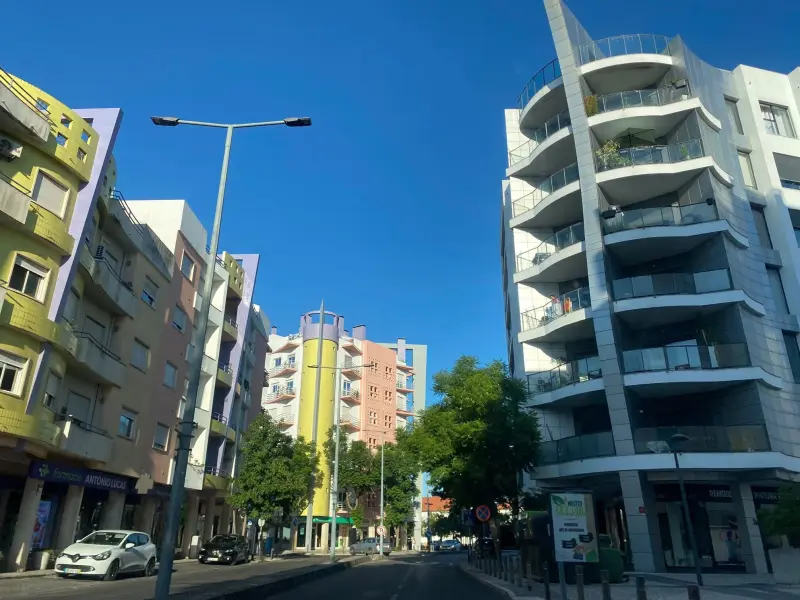Imagem que acompanha a notícia «Entroncamento | Projeto para transformar edifício de jardim de infância em sete habitações fica por decidir» (mediotejo.net)