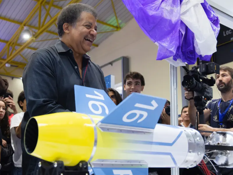Imagem que acompanha a notícia «Neil deGrasse Tyson inspira jovens em Constância e encoraja-os a explorar o universo “sem limites” (c/vídeo)» (mediotejo.net)