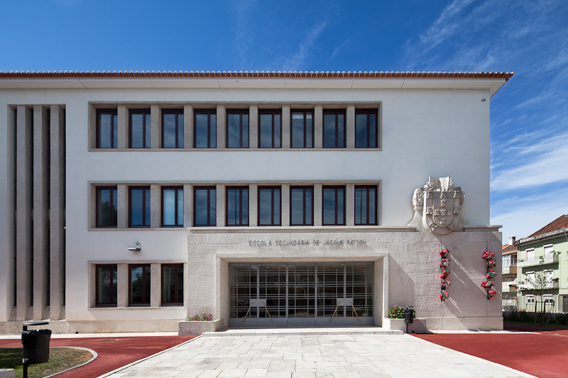 alunos-de-artes-da-jacome-ratton-poem-obras-a-leilao-para-ajudar-associacao-de-saude-mental