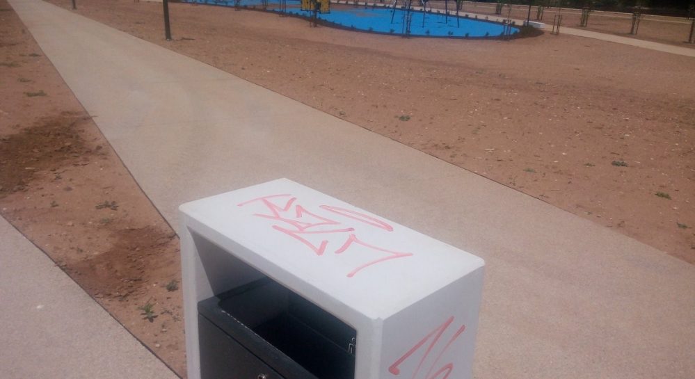 tomar-–-novo-flecheiro-alvo-de-vandalismo.-tres-papeleiras-e-dois-bancos-foram-rabiscados