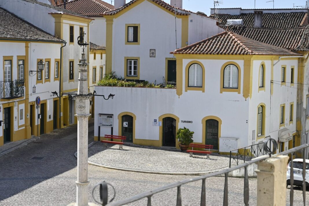 posto-de-turismo-e-igreja-matriz-de-sardoal-com-novo-horario