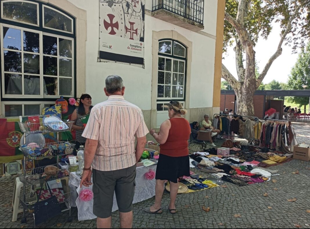centro-historico-da-barquinha-acolhe-feira-de-antiguidades,-de-artesanato-e-produtos-locais
