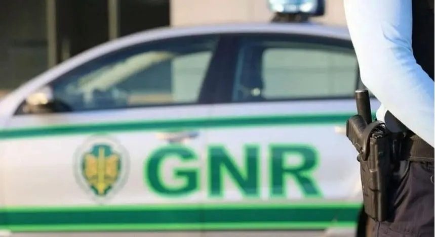 tomar-–-gnr-deteve-automobilista,-que-tinha-na-sua-viatura-um-bastao-de-borracha