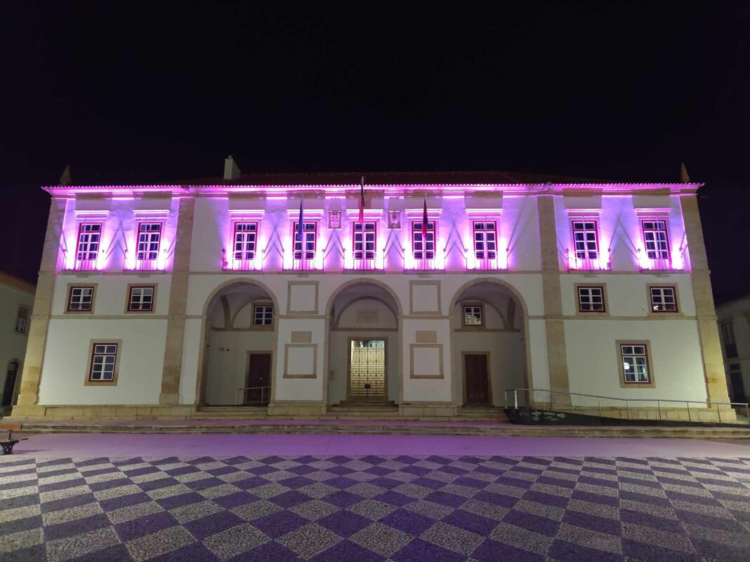 tomar-–-edificio-dos-pacos-do-concelho-‘veste-se’-de-rosa-para-assinalar-a-luta-contra-o-cancro