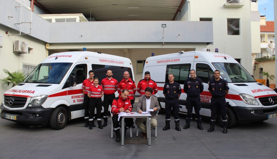 tomar-|-autarquia-cede-duas-ambulancias-a-cruz-vermelha-para-transporte-de-doentes