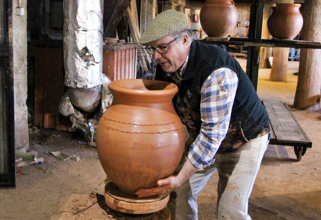 na-asseiceira-“pesga-se”-a-talha,-secular-tradicao-que-jose-miguel-figueiredo-luta-por-manter