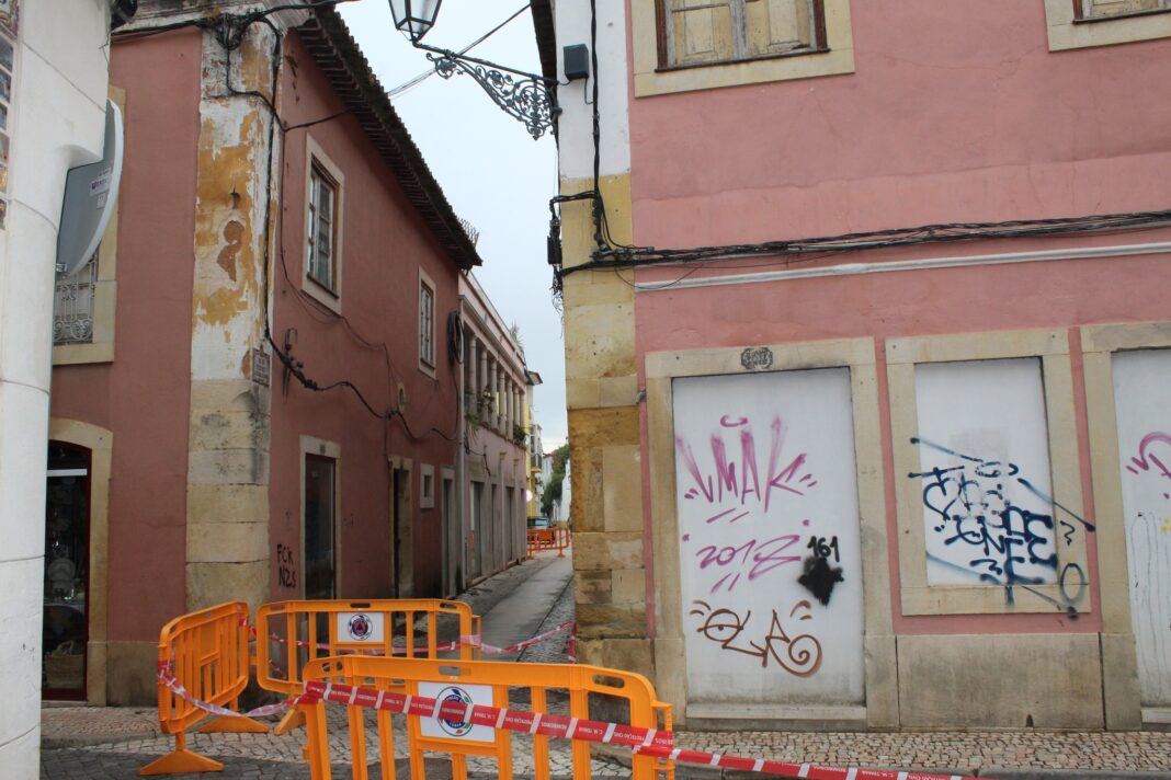 tomar:-perigo-de-ruina-de-edificio-encerra-ao-transito-as-ruas-infantaria-15-e-pedro-dias