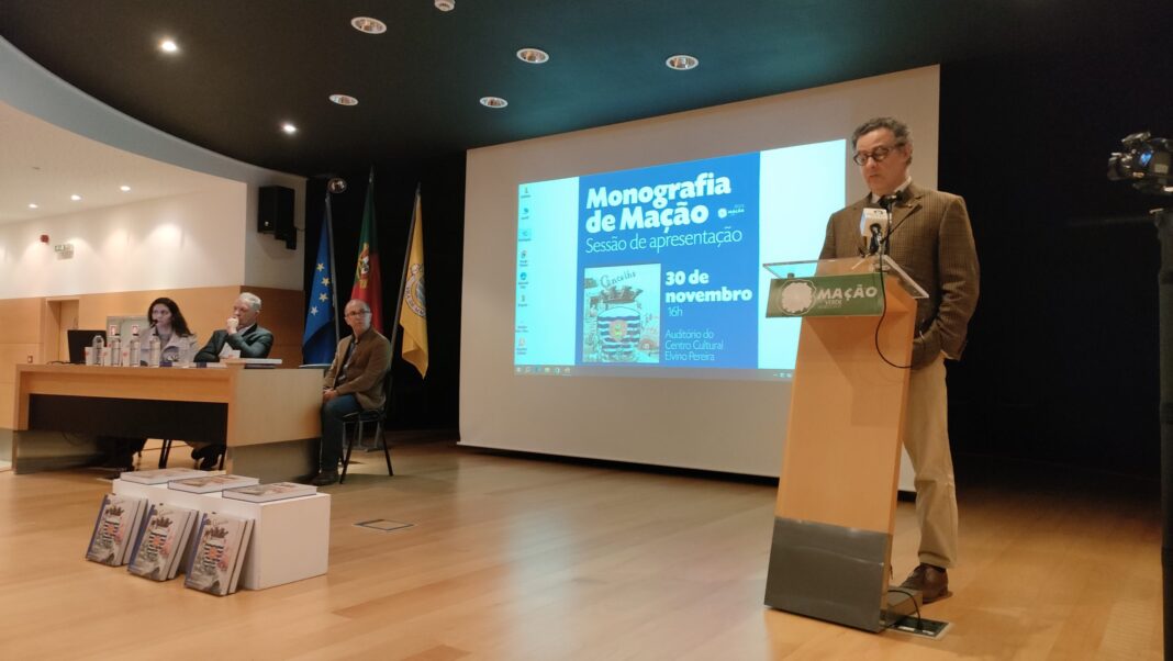 nova-monografia-de-macao-sem-judeus-mas-com-camoes,-gago-coutinho-e-sacadura-cabral