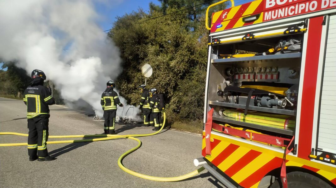tomar-–-fogo-destruiu-viatura.-alerta-centrou-se-na-localidade-de-paredinha