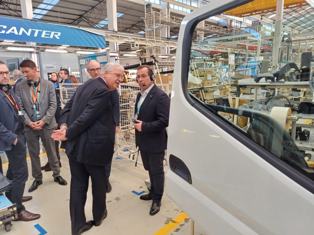 ministro-da-economia-visita-fabrica-da-mitsubishi-fuso-“atento”-aos-desafios-do-setor-automovel