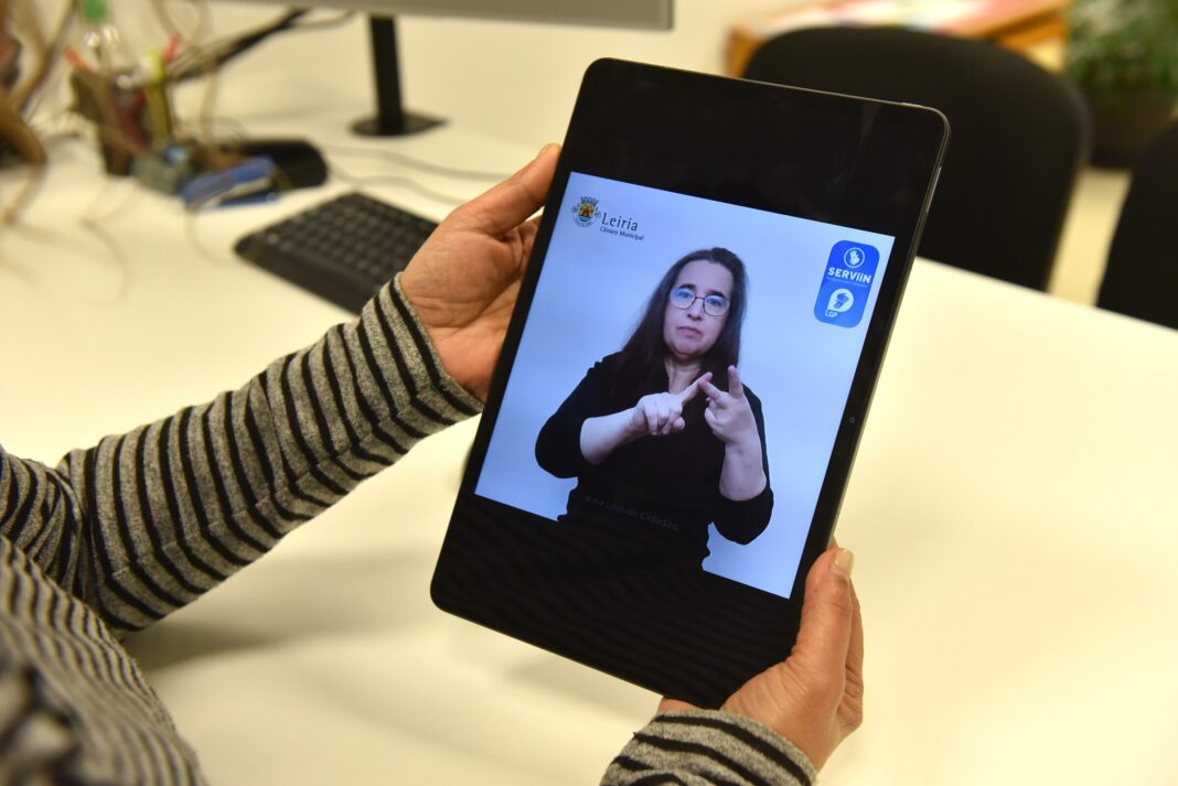 leiria-–-nova-plataforma-de-interpretacao-em-lingua-gestual-ja-esta-a-funcionar-no-municipio