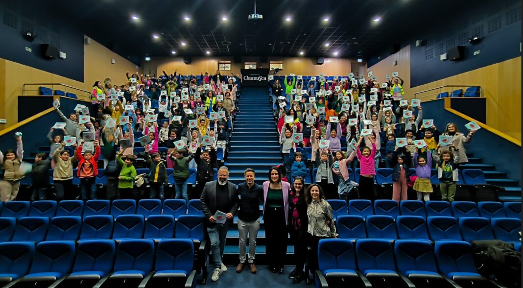 chamusca-–-cineteatro-acolhe-300-alunos-numa-homenagem-ao-25-de-abril