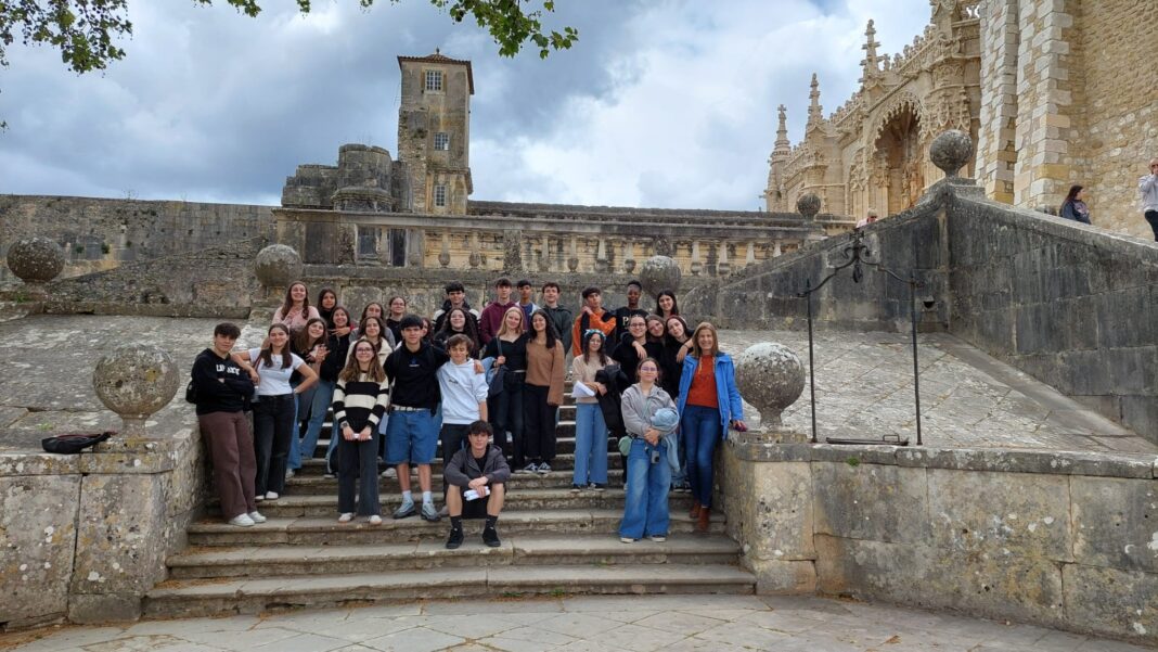 tomar-–-versos-de-camoes-pelos-alunos-da-escola-jacome-ratton,-no-convento-de-cristo