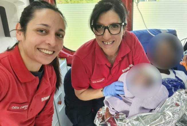 entroncamento-–-bombeiras-ajudaram-bebe-a-nascer-em-plena-viagem-para-o-hospital