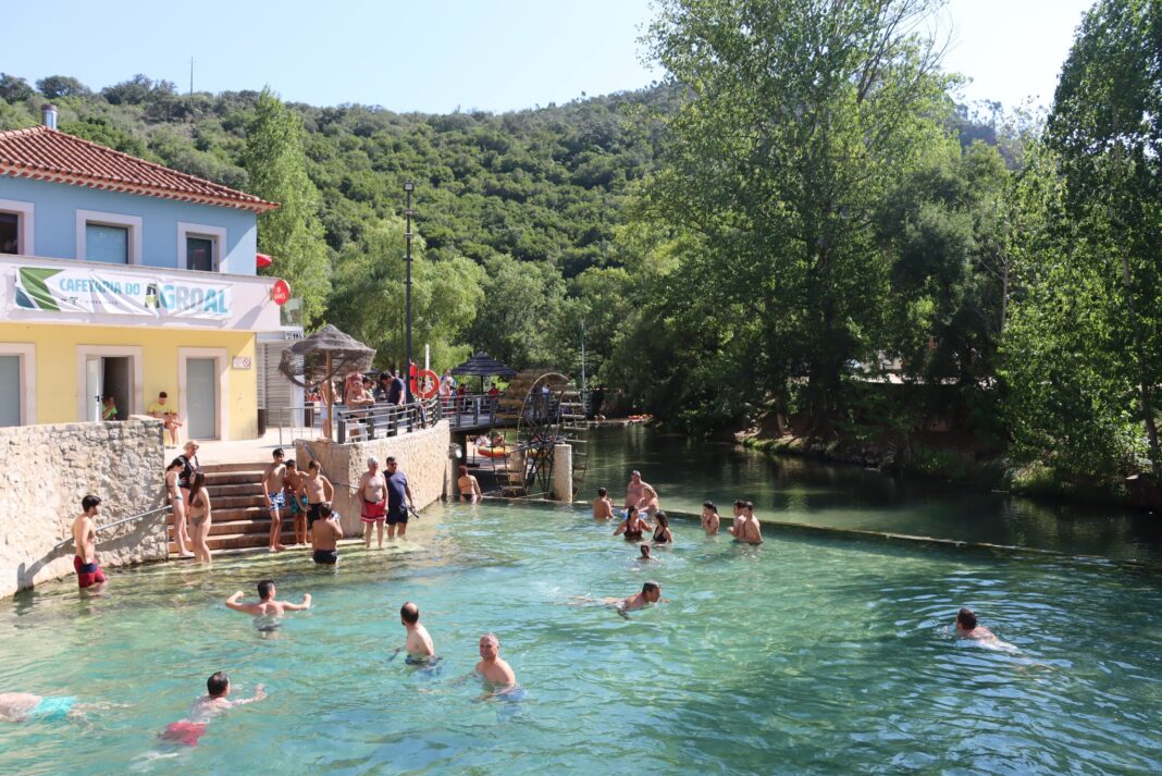 ourem-|-agroal-inicia-epoca-balnear-com-hastear-das-bandeiras-azul-e-de-ouro