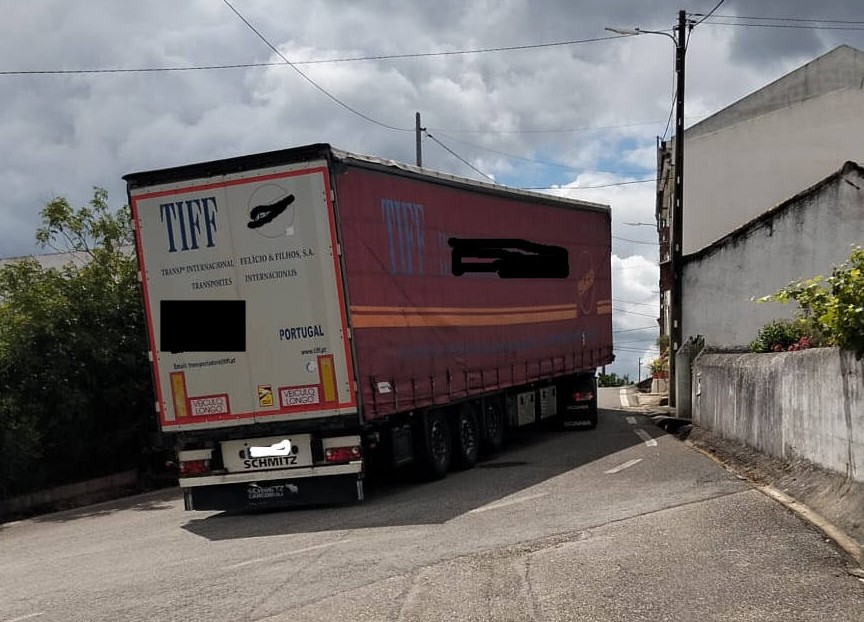 moradores-da-barrada-contra-o-transito-de-pesados-no-interior-da-localidade
