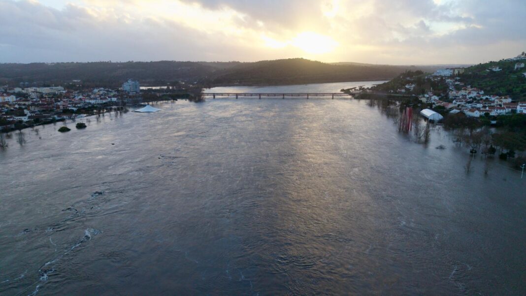 tejo-teve-pico-de-caudal-de-9.057-m³/s-em-almourol-em-segunda-maior-cheia-do-seculo-(c/audio)