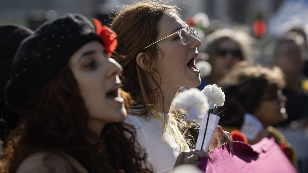 mulheres-sao-maioria-e-reforcam-lideranca,-mas-persistem-desigualdades-–-pordata