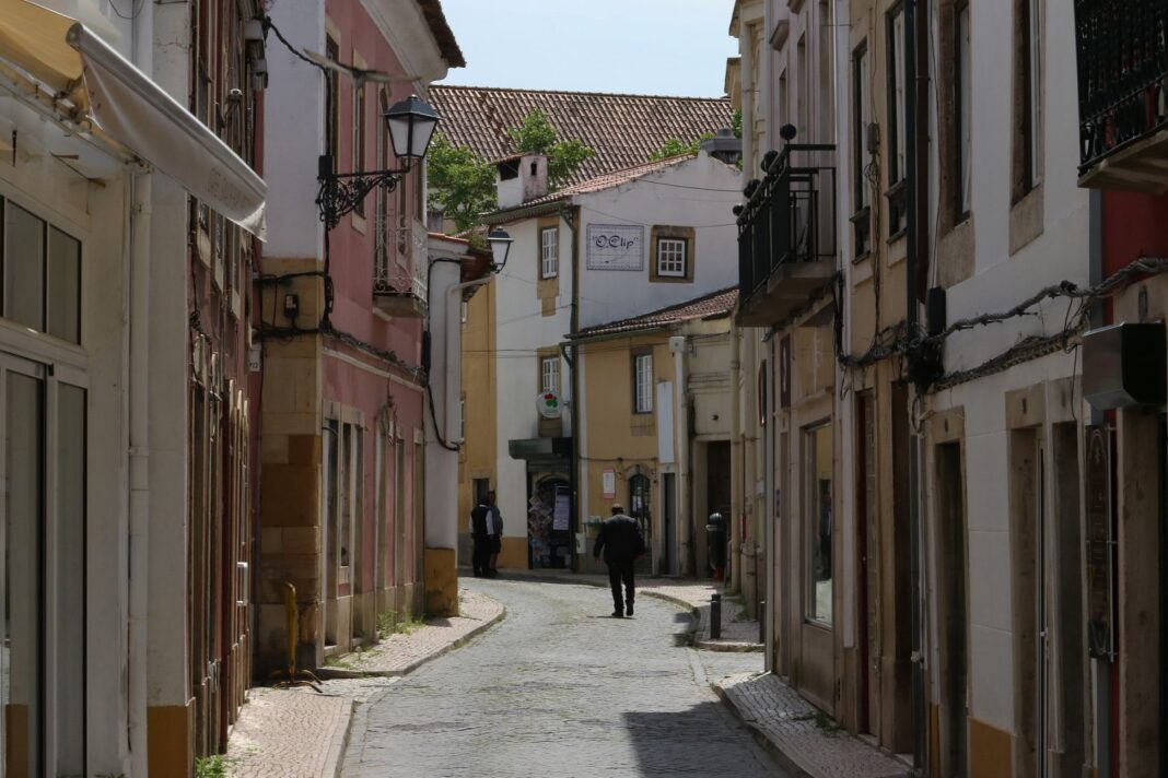 tomar-|-processos-de-despejo-em-habitacao-municipal-suspensos-por-providencia-cautelar-(c/audio)