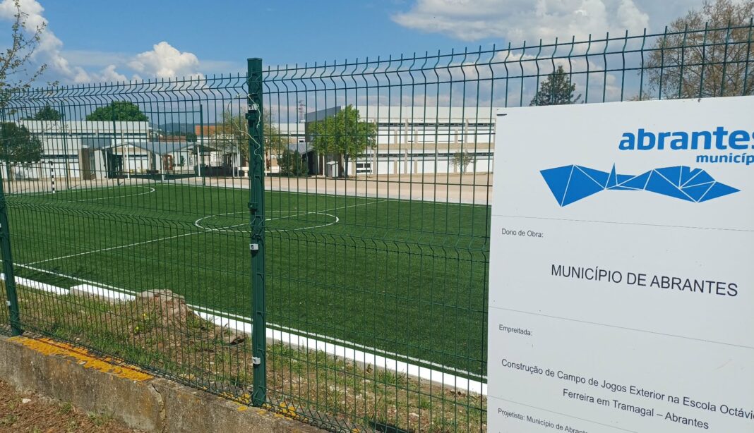 campo-de-futebol-com-relva-sintetica-valoriza-espaco-educativo-em-tramagal