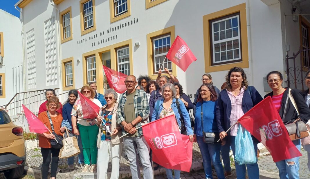 trabalhadores-da-misericordia-de-abrantes-protestam-contra-pagamento-faseado-de-salarios-(c/audio)
