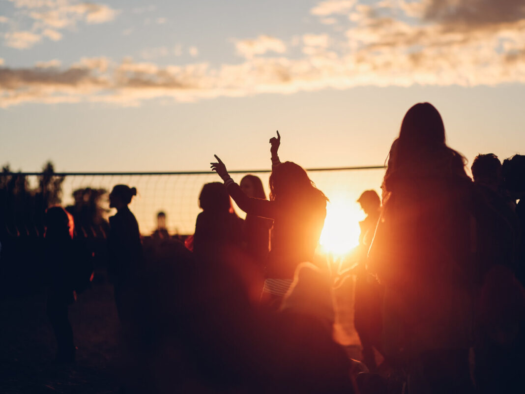 passeio-de-motorizadas-e-musica-ao-por-do-sol-animam-queixoperra