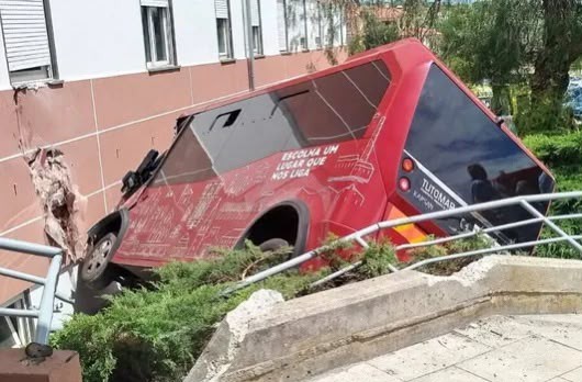um-morto-e-tres-feridos-apos-embate-de-autocarro-contra-hospital-de-tomar