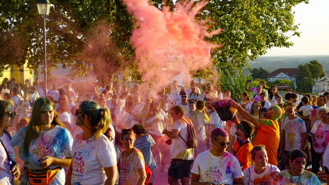abrantes-celebra-dia-internacional-da-juventude-com-color-party,-insuflaveis-e-musica-no-castelo