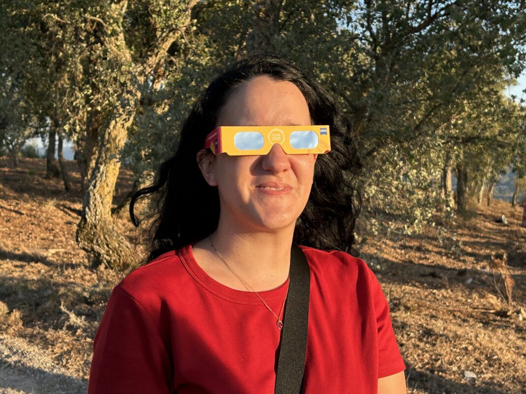 mais-de-500-pessoas-de-olhos-postos-no-ceu:-a-magia-do-eclipse-solar-em-constancia-(c/video)