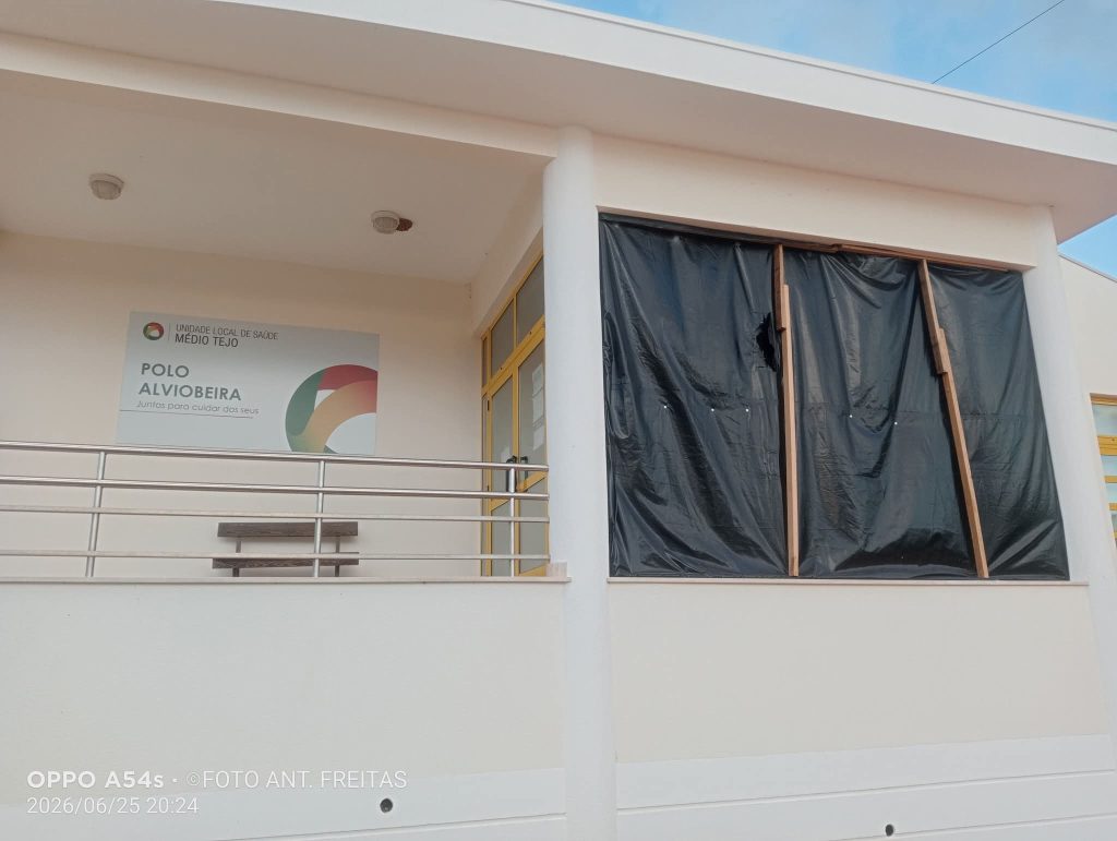 da-escuridao-das-janelas-entaipadas-por-plasticos-ha-7-meses-a-reforma-da-medica-de-familia
