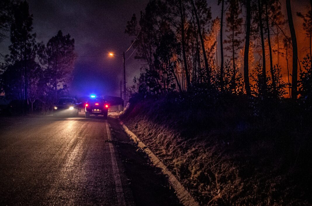 incendio-de-mouriscas-entra-em-macao-e-mantem-se-ativo-com-muitos-operacionais-no-terreno