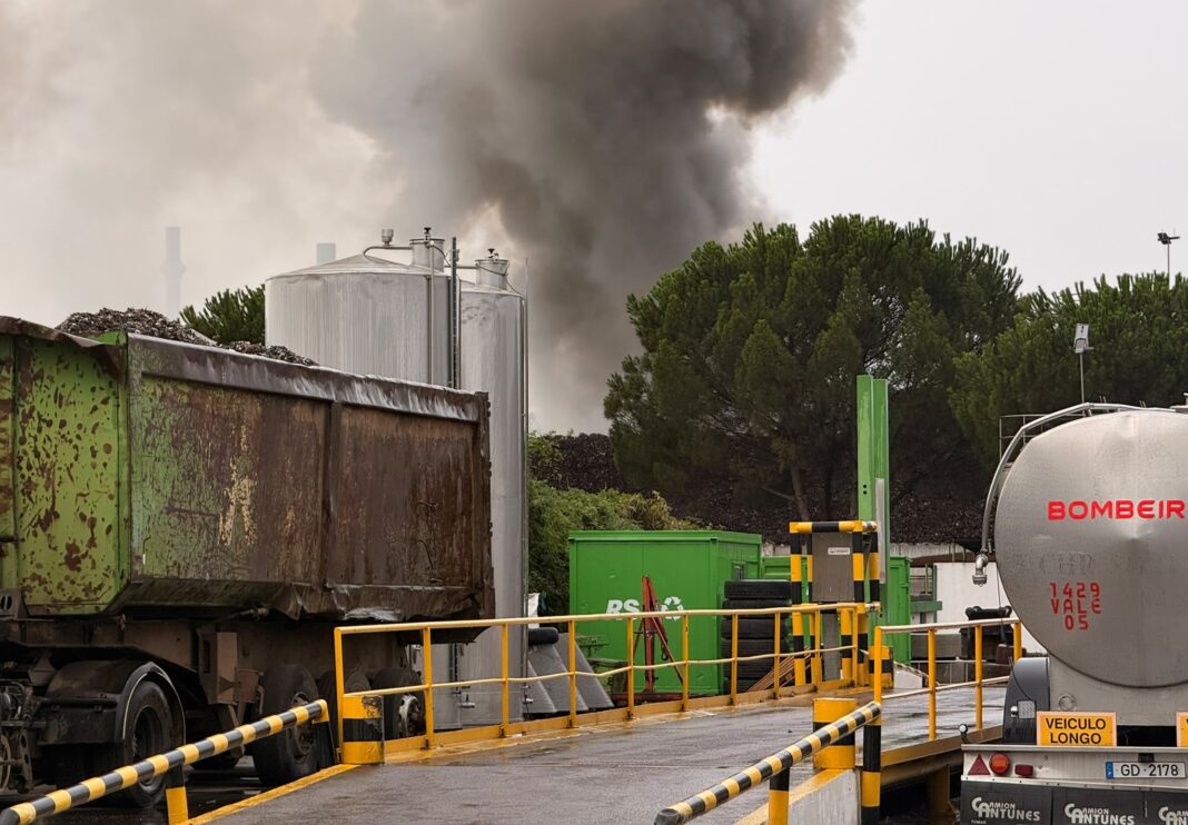 incendio-em-sucateira-de-abrantes-obriga-a-evacuar-moradores-e-corta-en2-devido-ao-fumo-(c/audio)