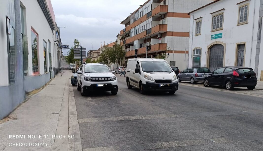 condutor-estaciona-e-bloqueia-transito-na-av.-nuno-alvares-pereira