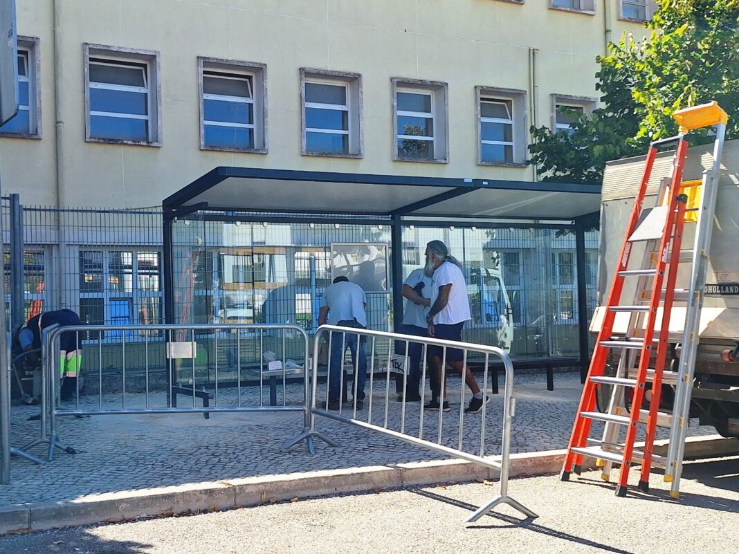 abrigo-de-passageiros-substituido-mais-de-sete-meses-depois-da-tempestade