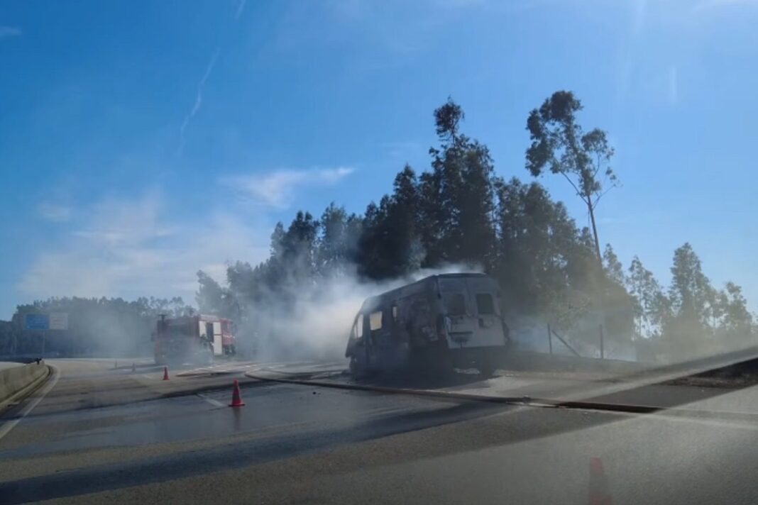 autocaravana-arde-na-a13-e-fogo-alastra-ao-mato-(c/-video)