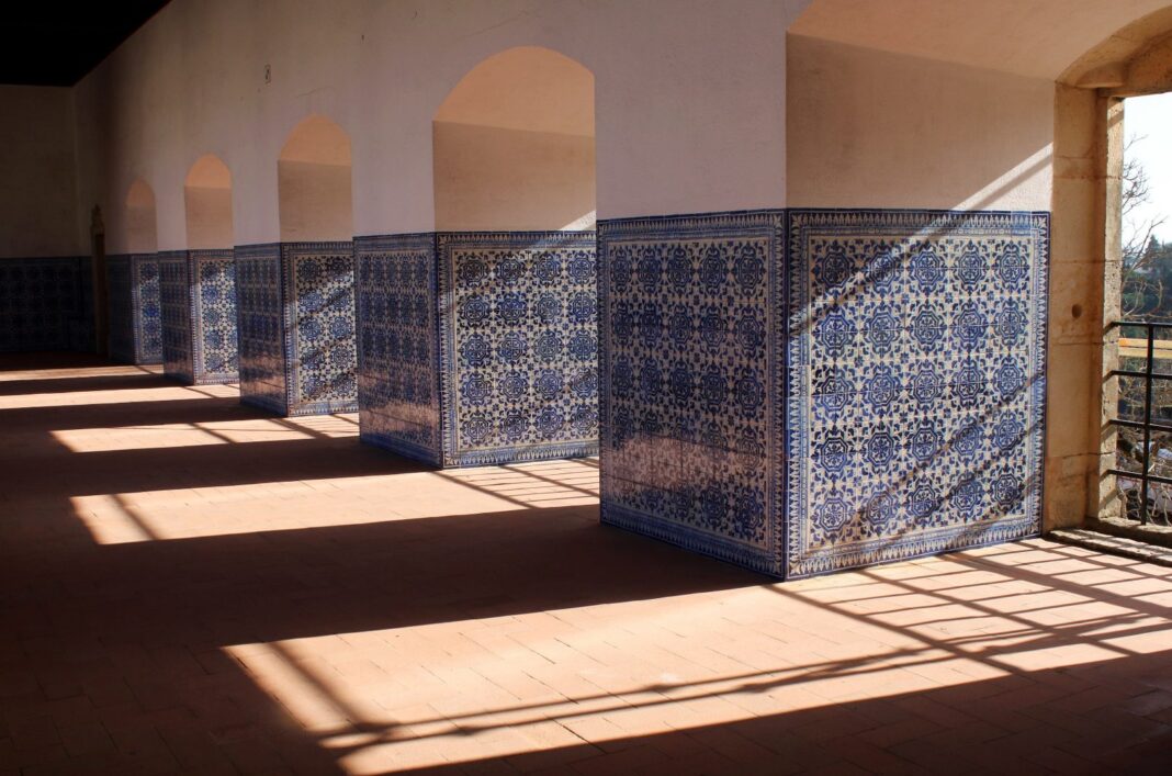 convento-de-cristo:-restauro-acaba-com-azulejos-no-claustro-da-lavagem